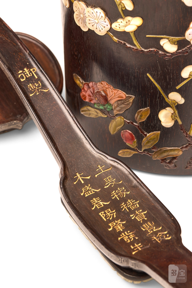 SCEPTRE IMPÉRIAL EN ZITAN INCRUSTÉ DE PLAQUES EN JADE CÉLADON PÂLE  CHINE, DYNASTIE QING, ÉPOQUE QIANLONG (1736-1795) - 图6